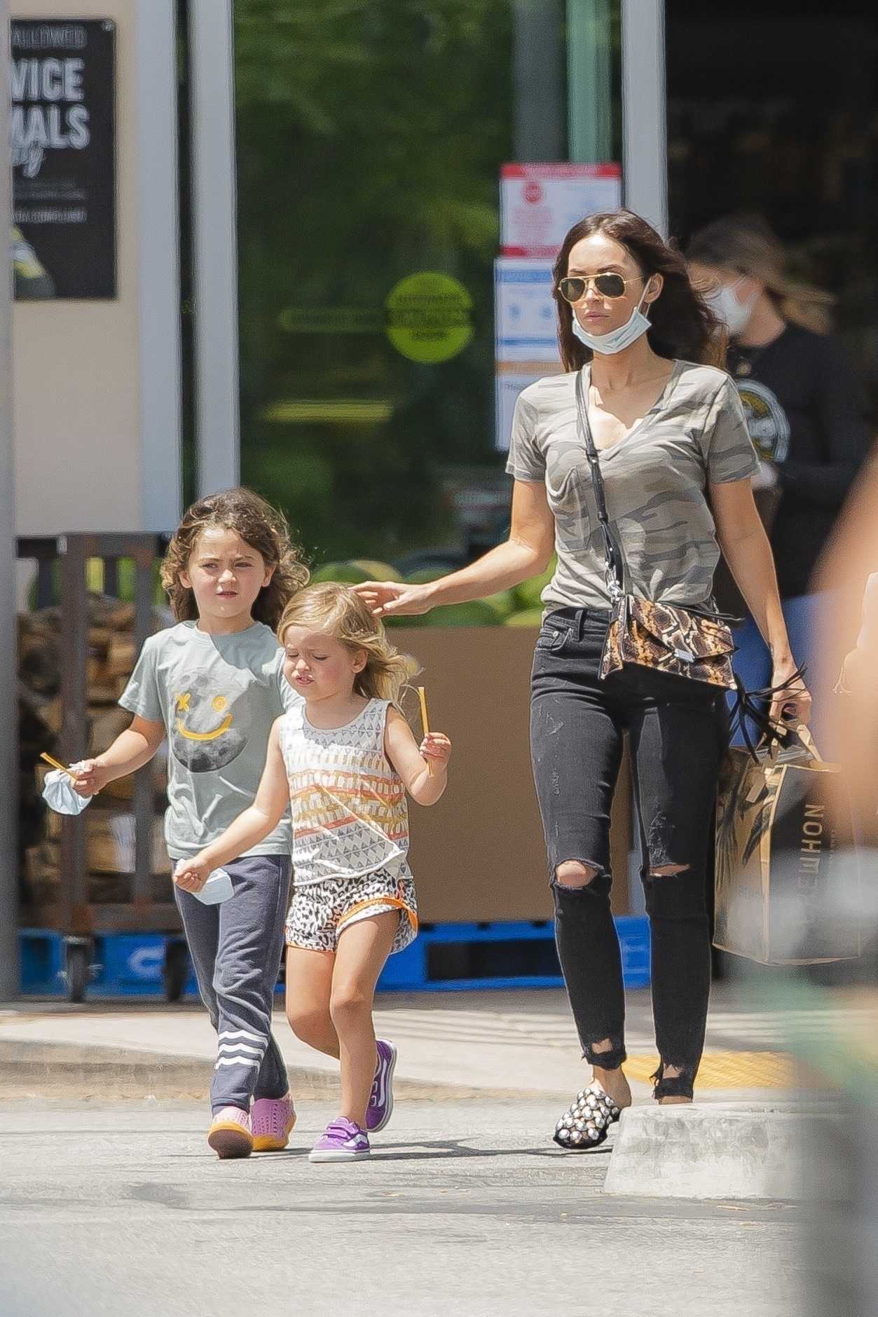 Megan_Fox_-_At_Erehwon_Organic_in_Calabasas2C_California__05302020-02.jpg