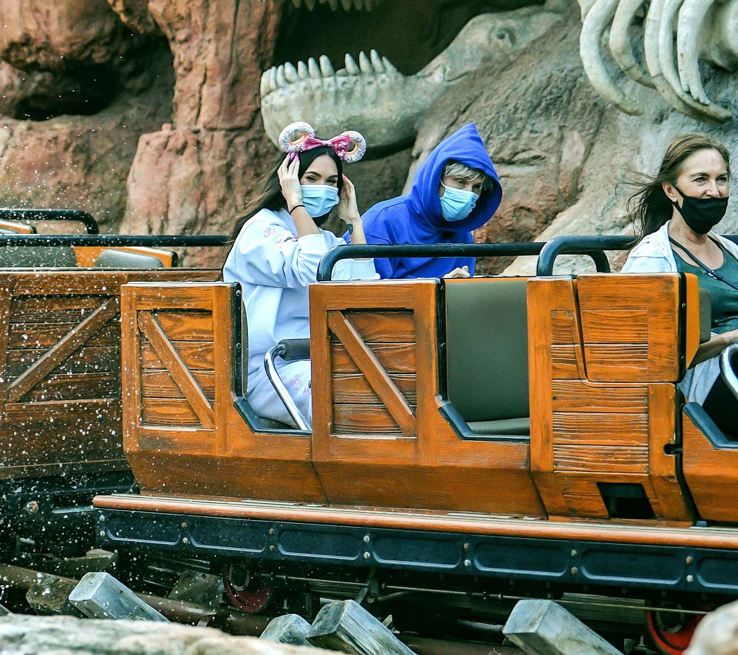 Megan_Fox_-_Spends_the_day_with_friends_and_family_at_Disneyland_in_Anaheim2C_CA_June_32C_2021_02.jpg