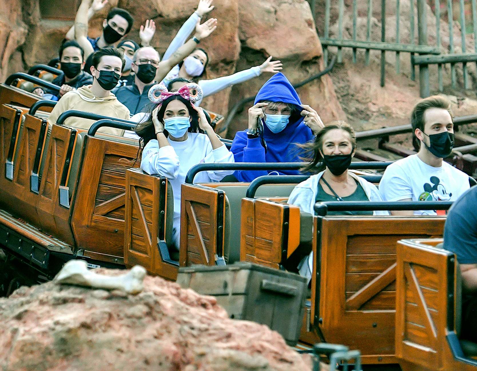 Megan_Fox_-_Spends_the_day_with_friends_and_family_at_Disneyland_in_Anaheim2C_CA_June_32C_2021_04.jpg