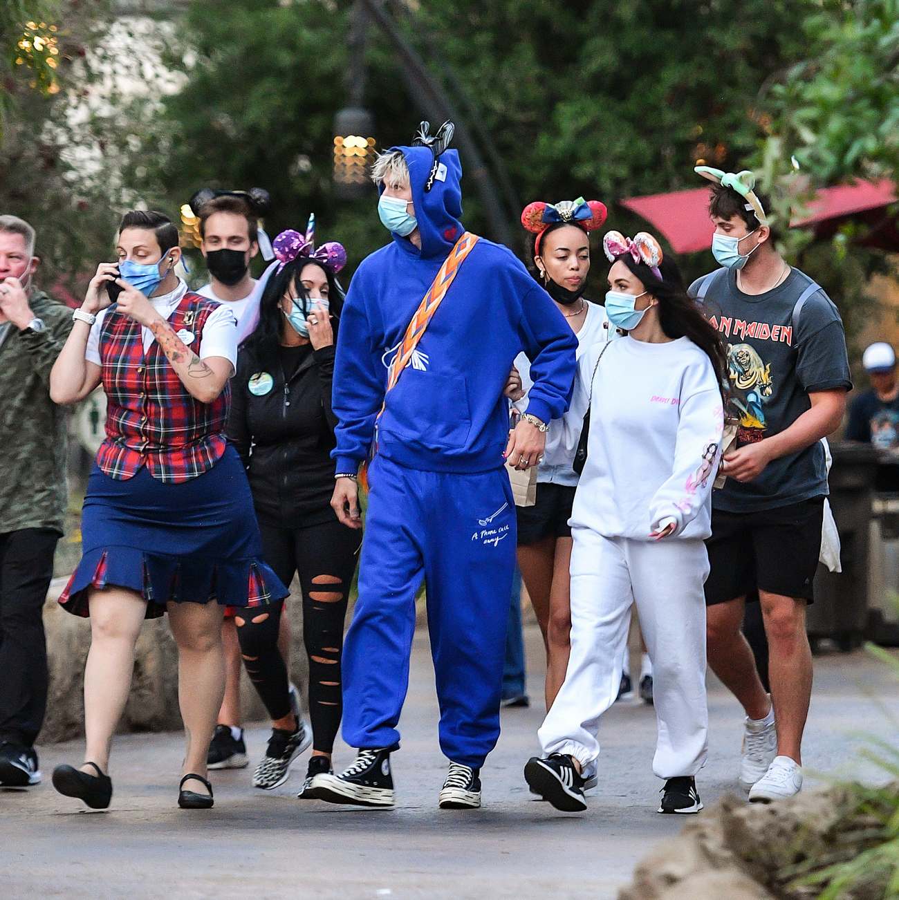 Megan_Fox_-_Spends_the_day_with_friends_and_family_at_Disneyland_in_Anaheim2C_CA_June_32C_2021_17.jpg