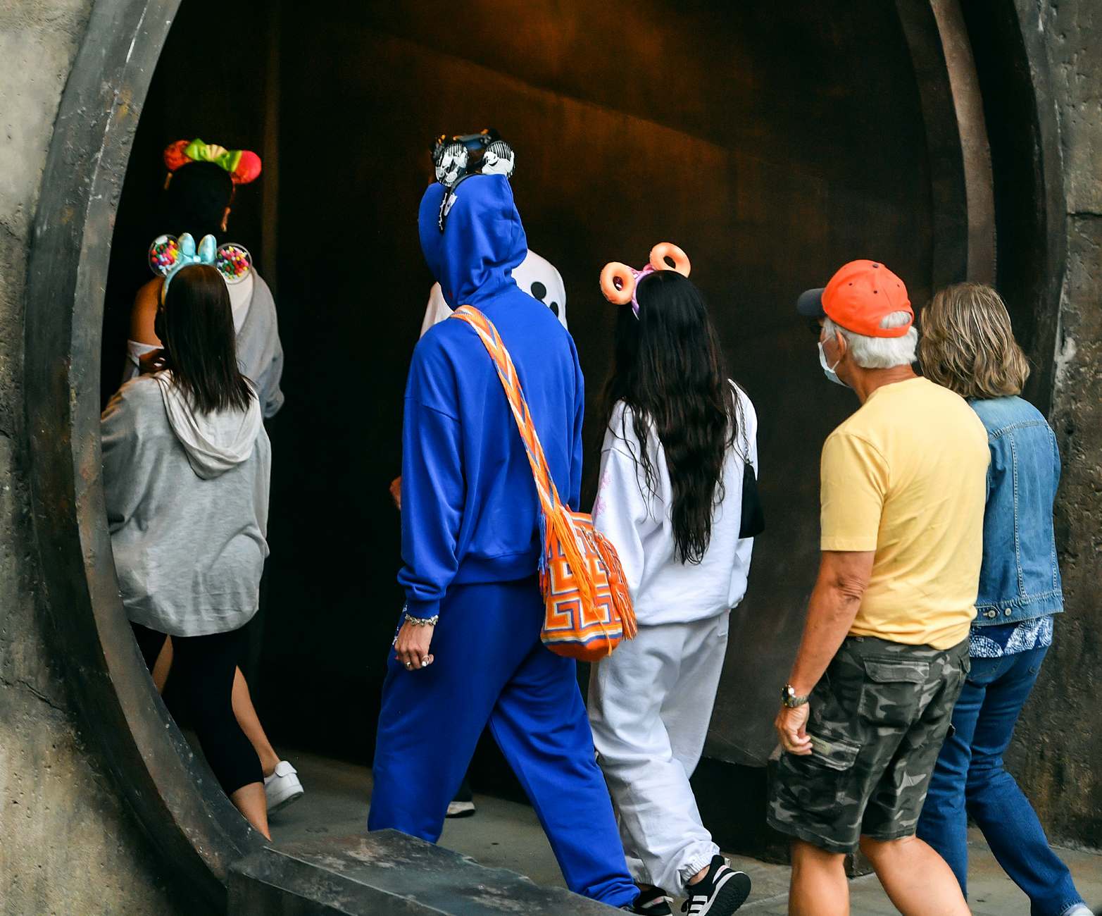 Megan_Fox_-_Spends_the_day_with_friends_and_family_at_Disneyland_in_Anaheim2C_CA_June_32C_2021_20.jpg