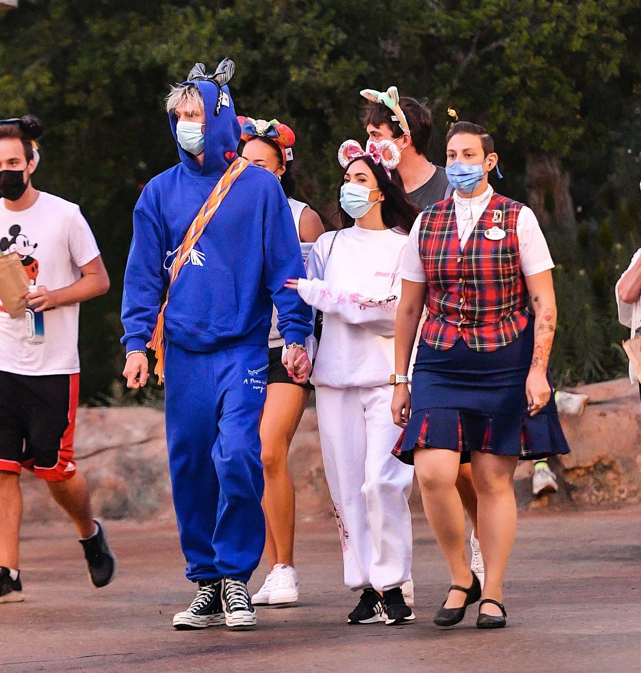 Megan_Fox_-_Spends_the_day_with_friends_and_family_at_Disneyland_in_Anaheim2C_CA_June_32C_2021_21.jpg