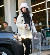 Megan_Fox_-_shopping_for_groceries_on_New_Years_Day_in_Los_Angeles2C_CA__January_012C_202302.jpg