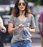 Megan_Fox_was_seen_going_for_a_stroll_and_doing_some_flower_shopping_with_a_male_friend_28229.jpg