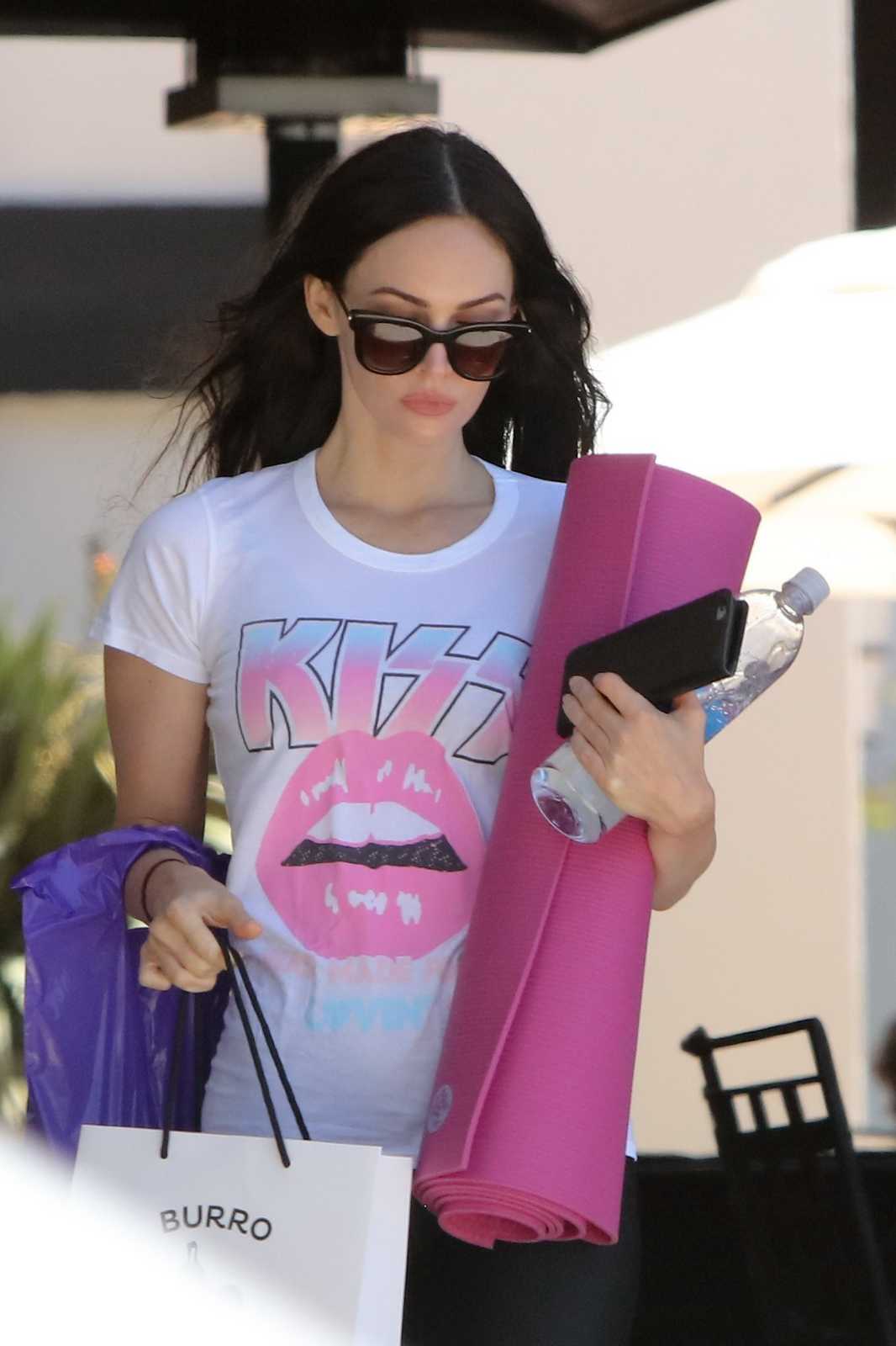 Leaving_A_Yoga_Class_in_Malibu_-_May_19-03.jpg