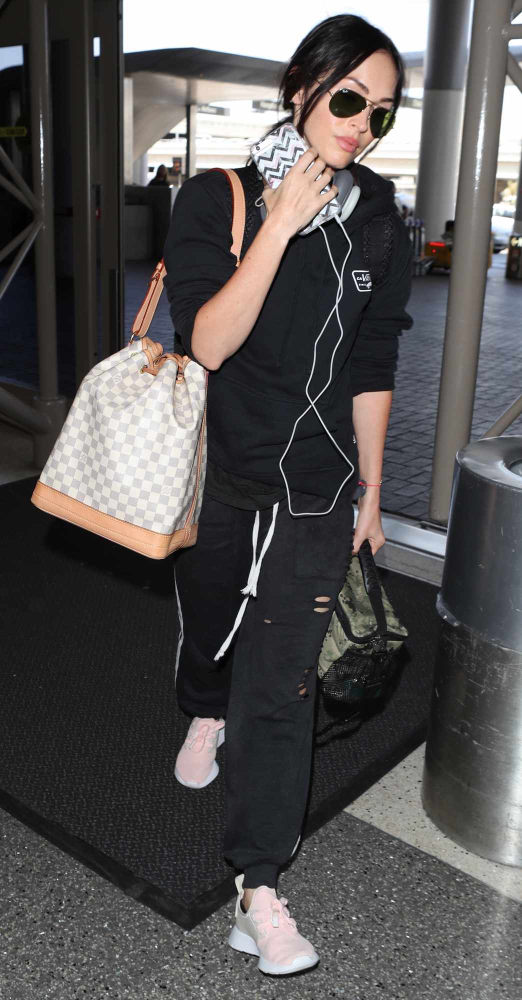 Arrives_at_LAX2C_Los_Angeles_-_June_600001.jpg