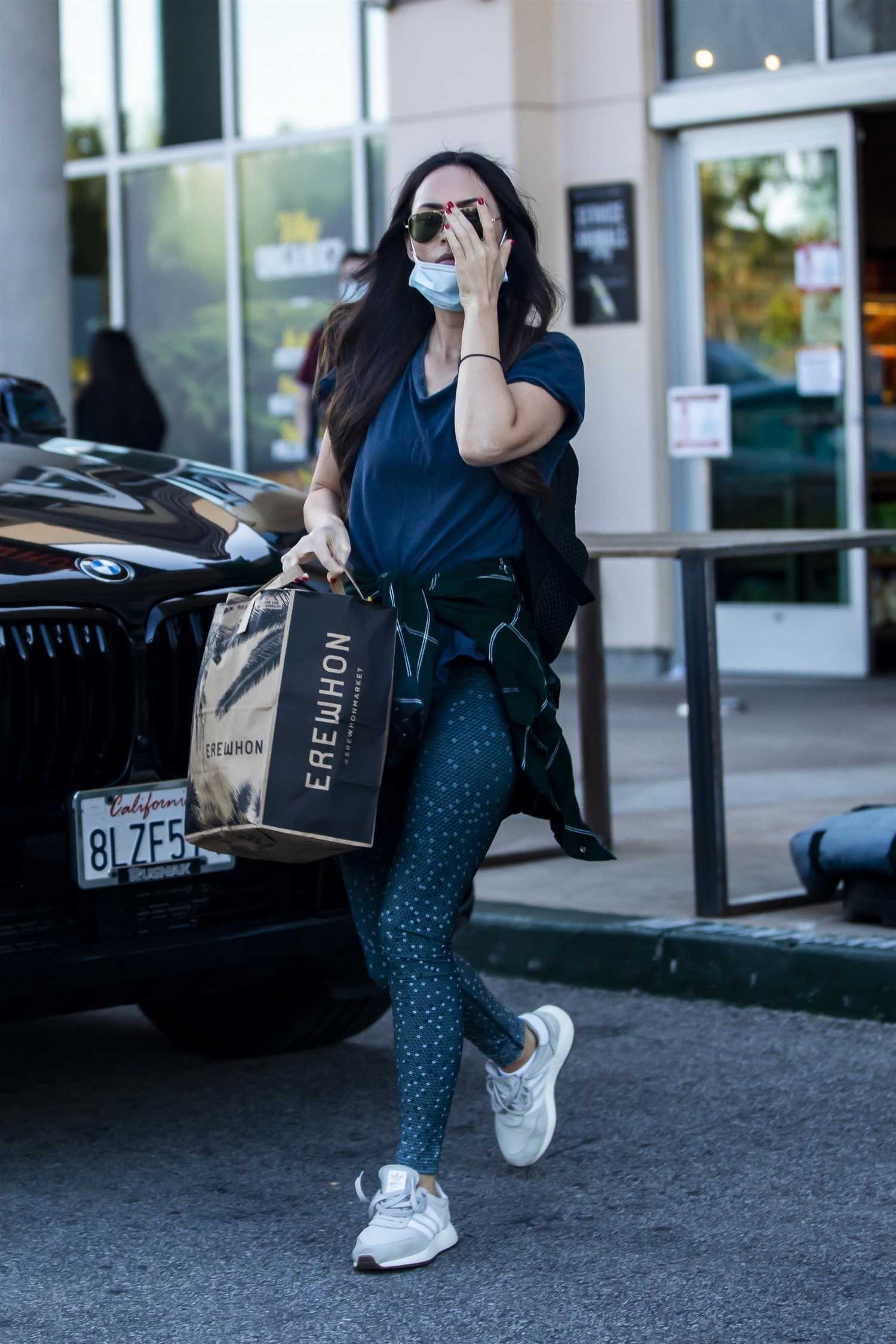 Brian_Austin___Megan_Fox_-_At_Erehwon_Organic_market_in_Calabasas2C_California__04152020-05.jpg
