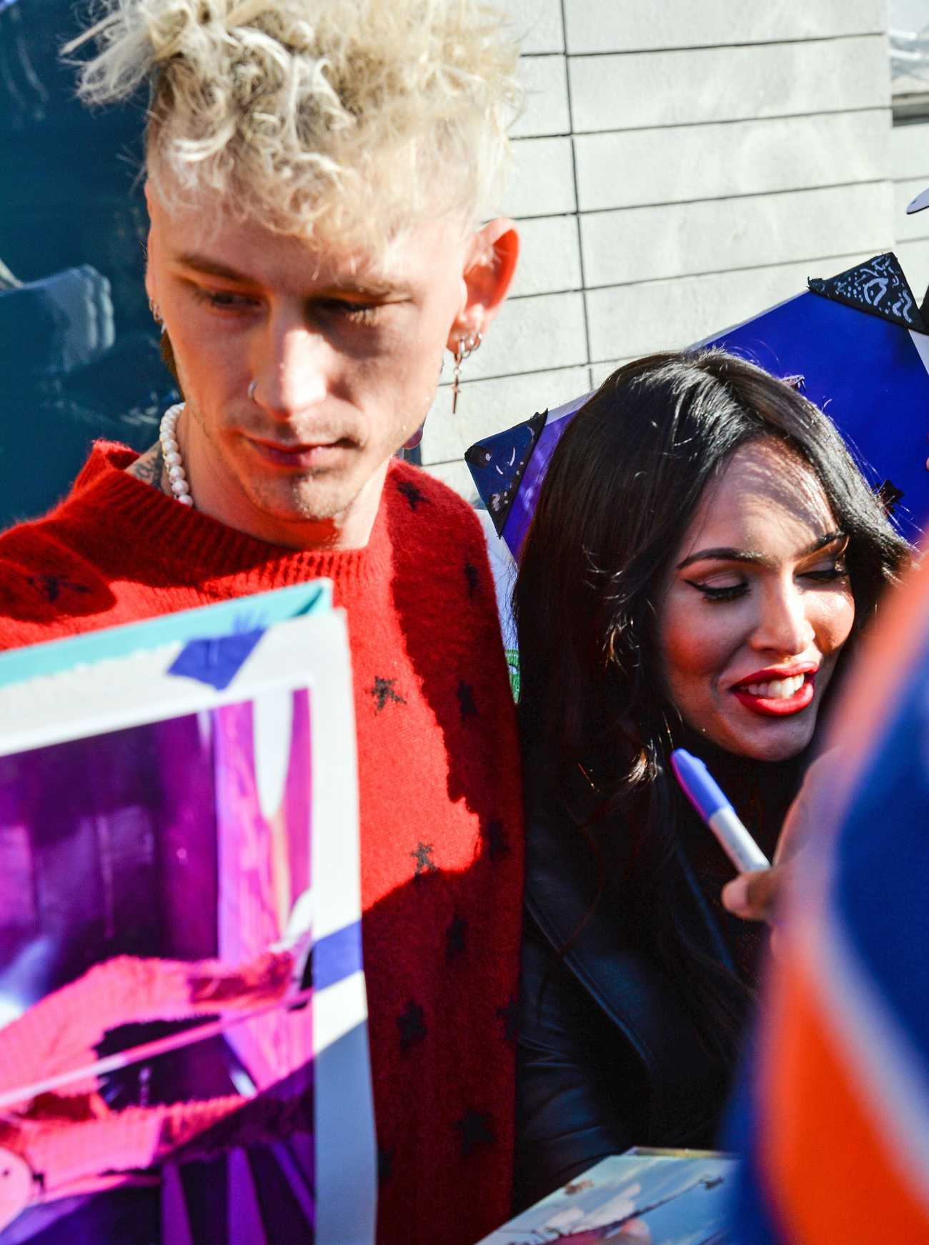 Leaving_their_hotel_with_Machine_Gun_Kelly_in_New_Year_January_302C_2021_10.jpg
