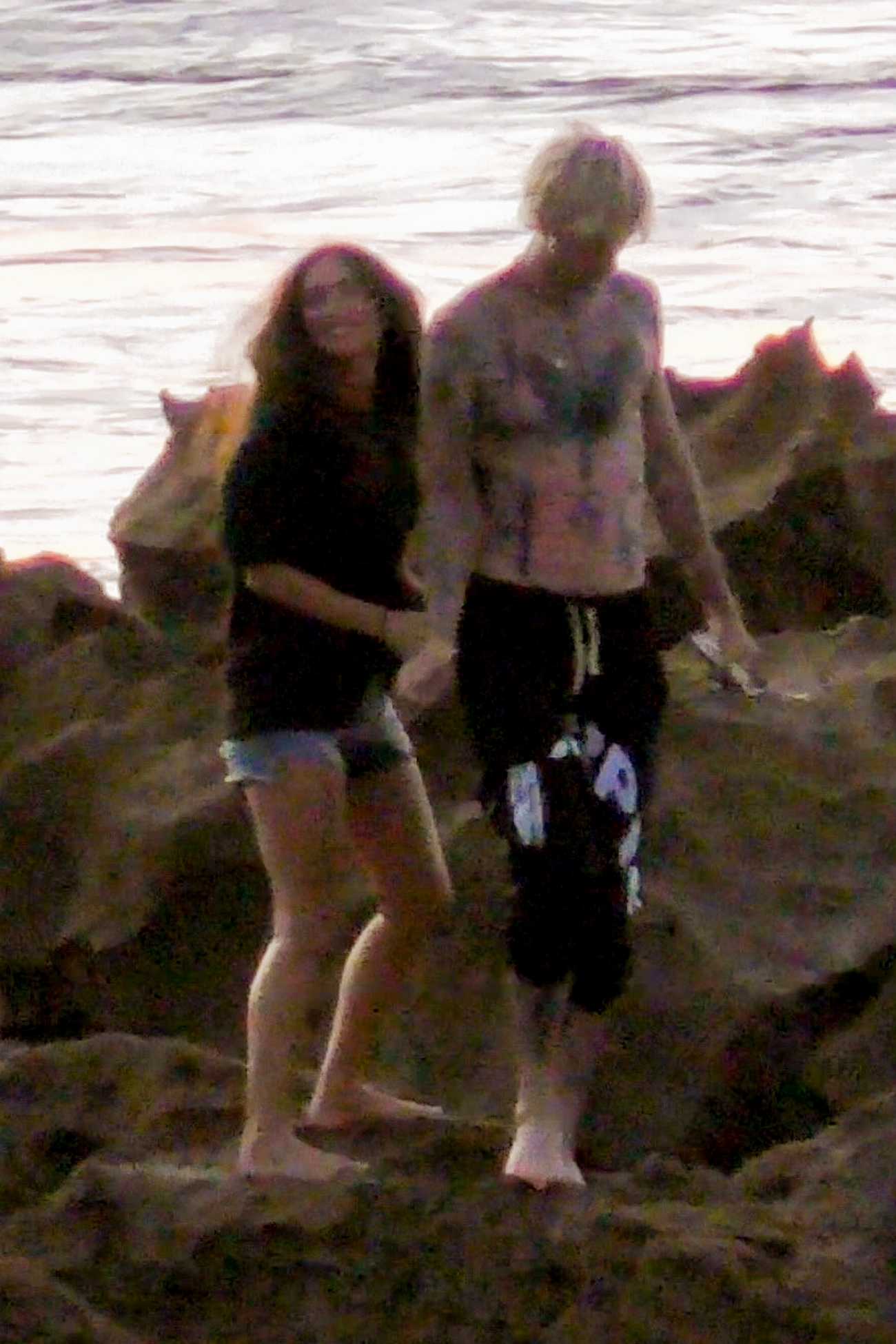 Machine_Gun_Kelly___Megan_Fox_-_On_the_beach_in_San_Juan2C_Puerto_Rico_07242020-04.jpg