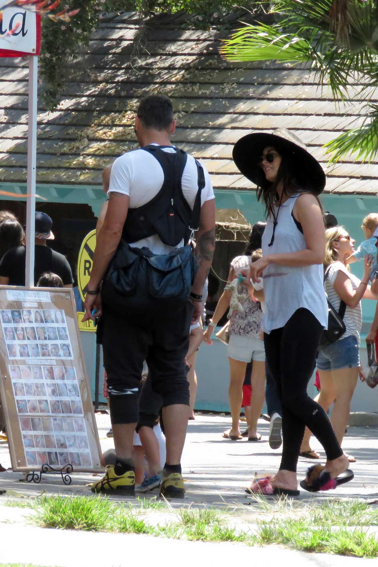 Megan_Fox_-_And_Brian_Austin_Green_take_their_kids_to_the_zoo_in_Santa_Barbara_on_July_9-08.jpg