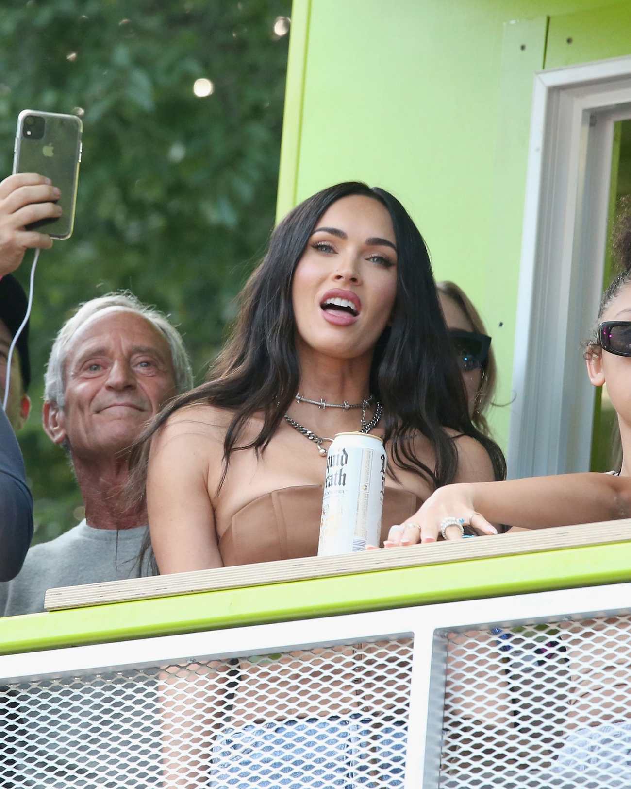 Megan_Fox_-_Attends_Day_3_of_Lollapalooza_in_Chicago_July_312C_2021_00004.jpg