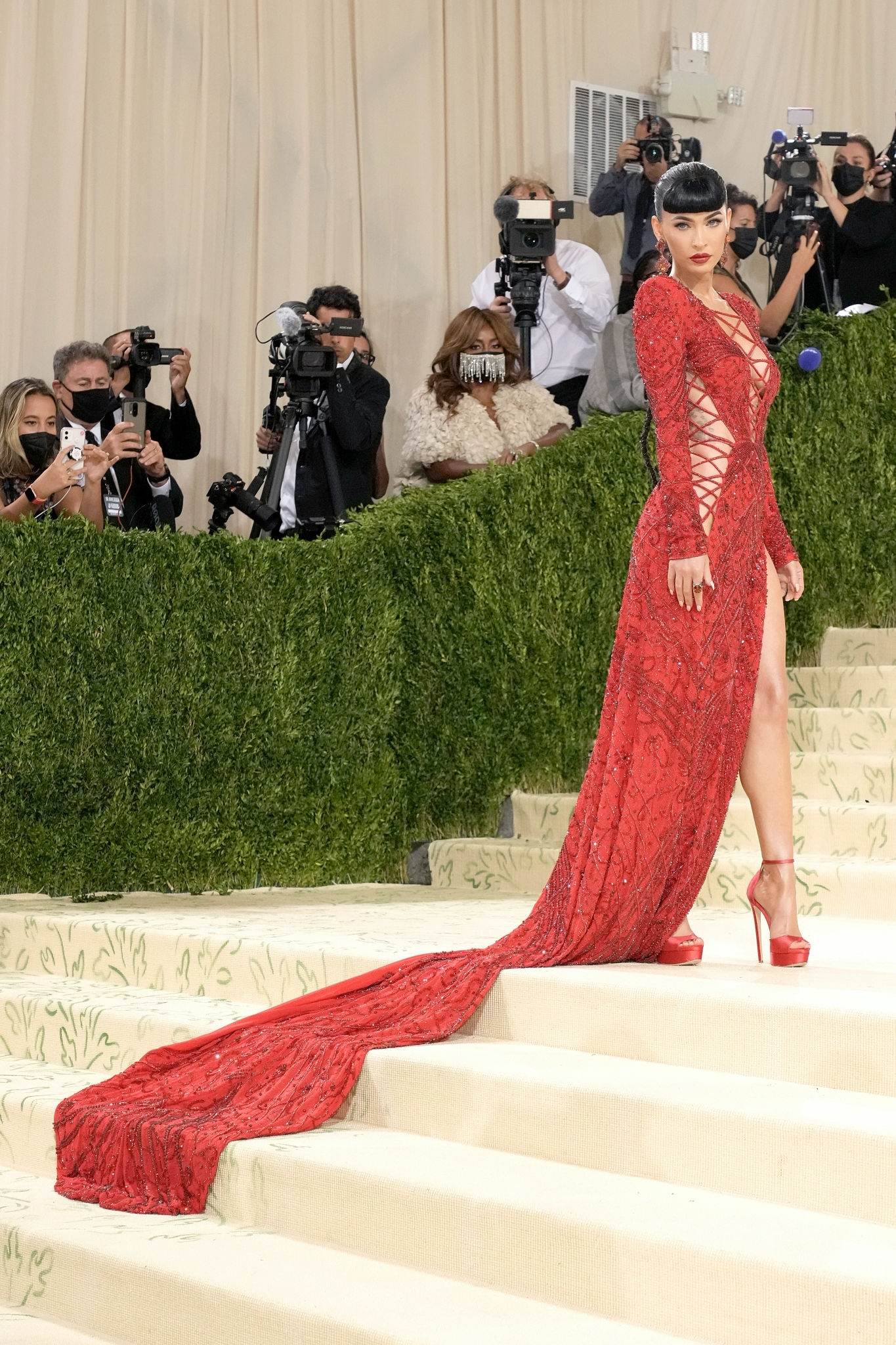 Megan_Fox_-_Met_Gala_Celebrating_In_America_A_Lexicon_Of_Fashion__09132021_00013.jpg