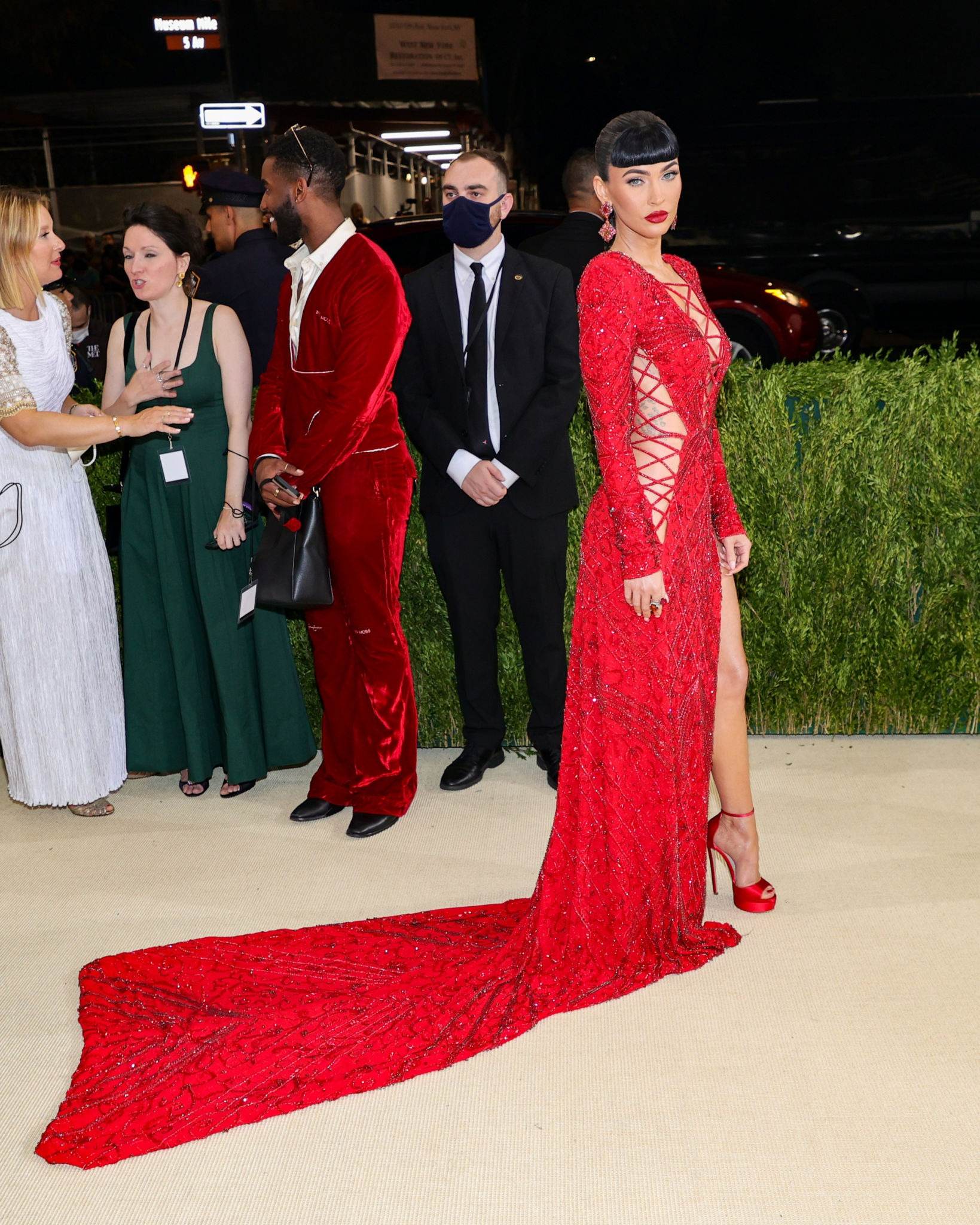 Megan_Fox_-_Met_Gala_Celebrating_In_America_A_Lexicon_Of_Fashion__09132021_00034.jpg