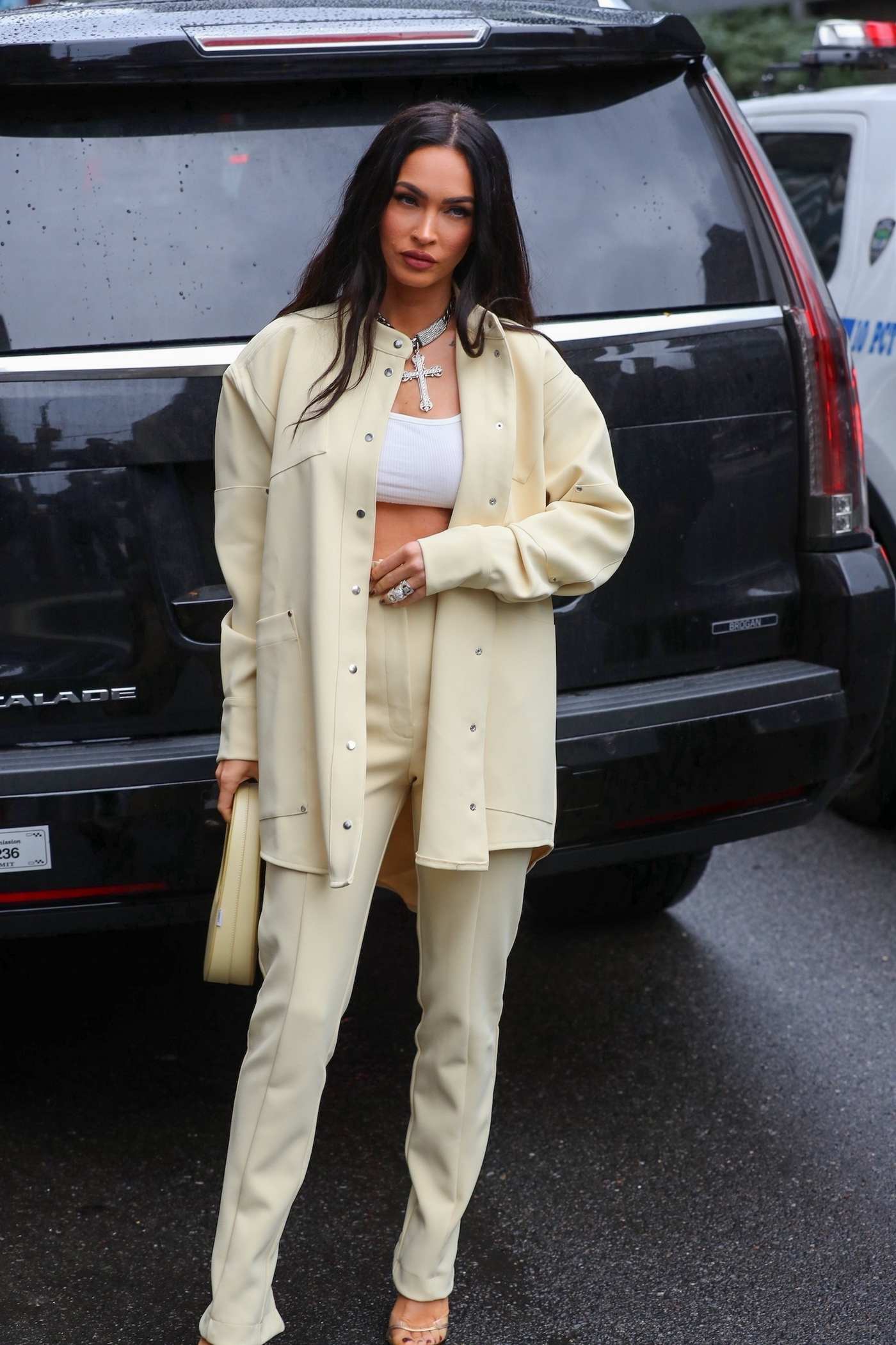 Megan_Fox_-_arrives_to_the_Revolve_Gallery_in_New_York2C_09092021_00004.jpg