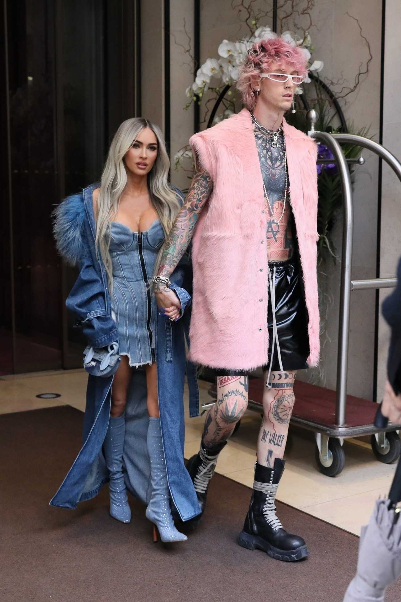 Megan_Fox_-_heads_out_with_MGK_in_Paris2C_France__0929202202.jpg