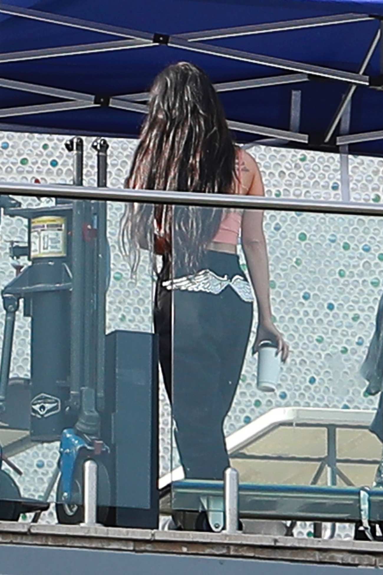 Megan_Fox_-_pays_a_visit_to_her_boyfriend_Machine_Gun_Kelly_s_video_shoot_in_Los_Angeles2C_California__08112021_00004.jpg
