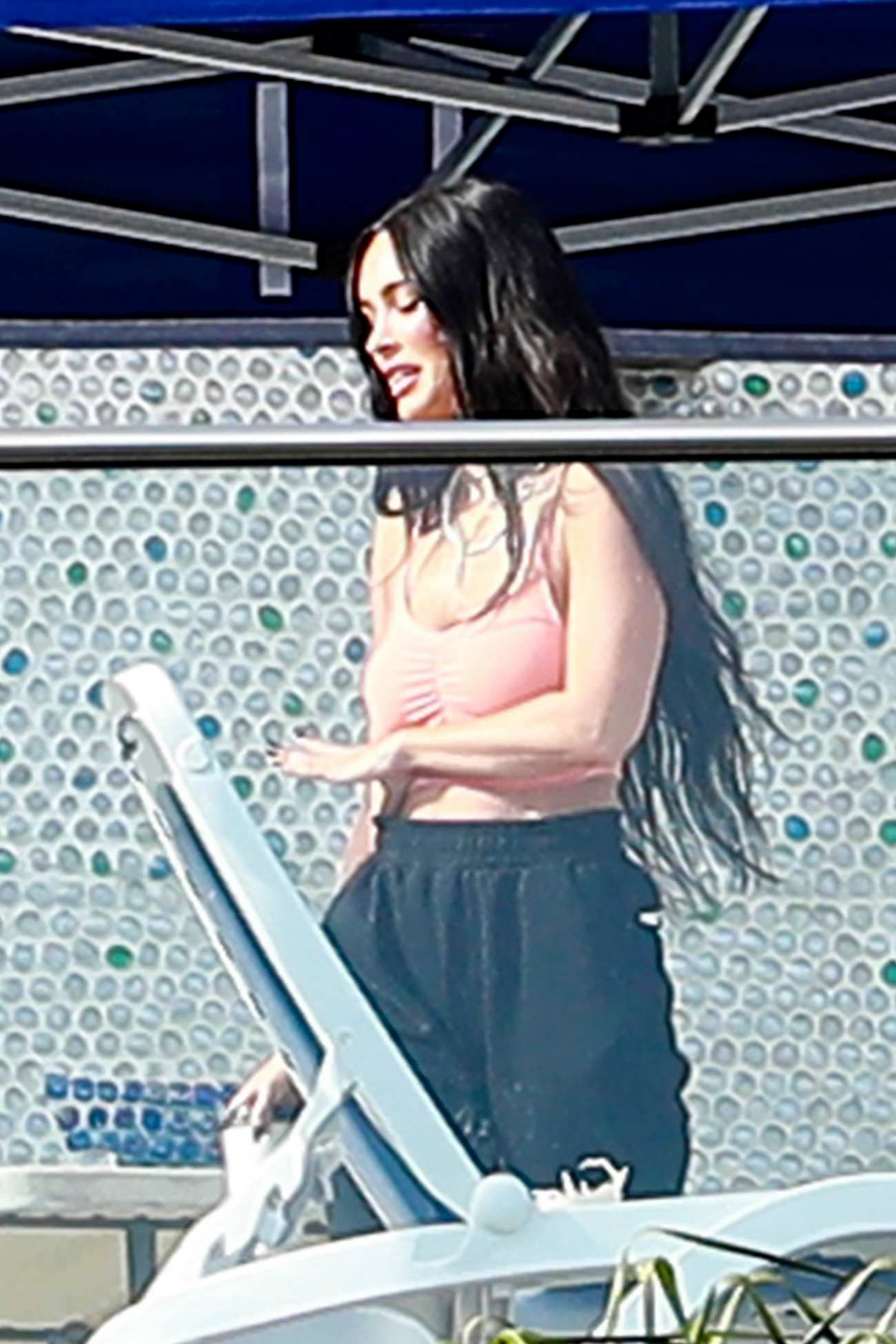 Megan_Fox_-_pays_a_visit_to_her_boyfriend_Machine_Gun_Kelly_s_video_shoot_in_Los_Angeles2C_California__08112021_00005.jpg