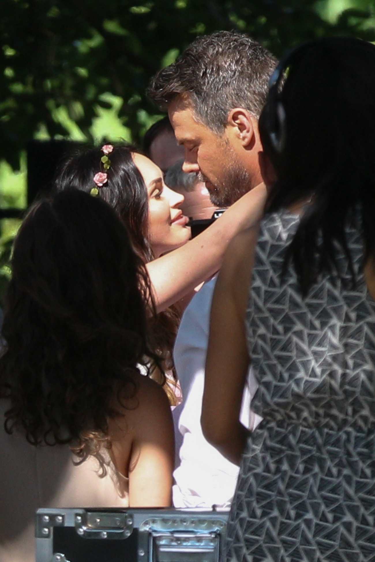 Megan_Fox___Josh_Duhamel_-_Shooting_a_scene_of_them_kissing_OTS_of__Think_Like_a_Dog_28129.jpg