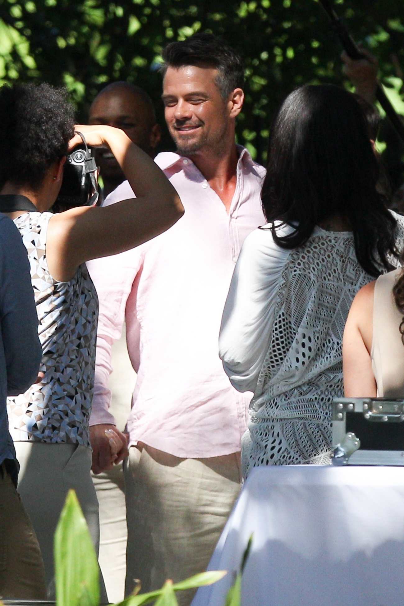 Megan_Fox___Josh_Duhamel_-_Shooting_a_scene_of_them_kissing_OTS_of__Think_Like_a_Dog_28229.jpg