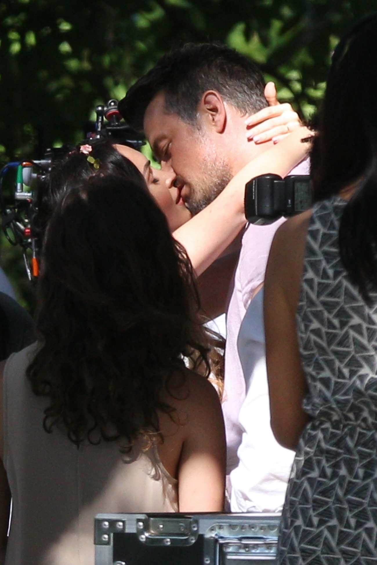 Megan_Fox___Josh_Duhamel_-_Shooting_a_scene_of_them_kissing_OTS_of__Think_Like_a_Dog_28629.jpg