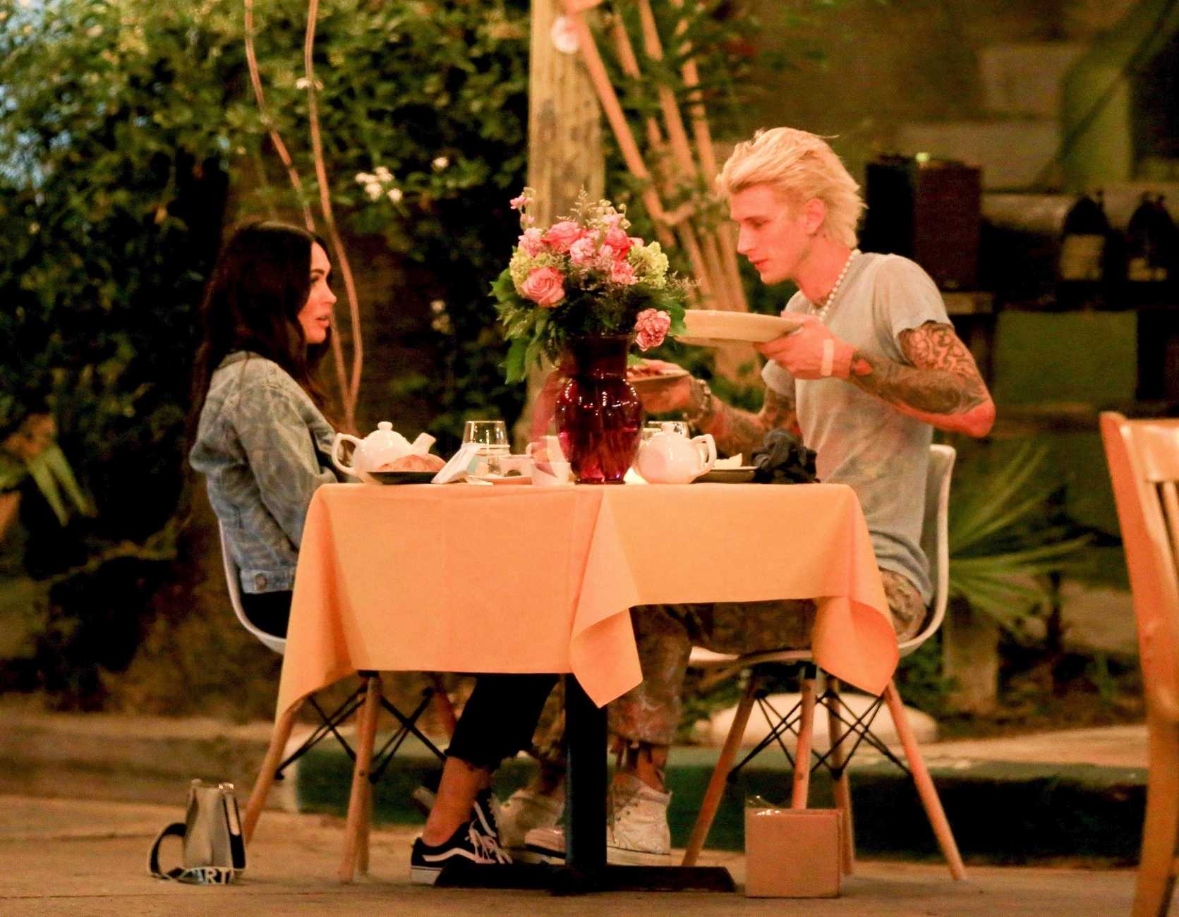 Megan_Fox___Machine_Gun_Kelly_-_At_the_romantic_dinner_date_in_Hollywood_09292020-07.jpg