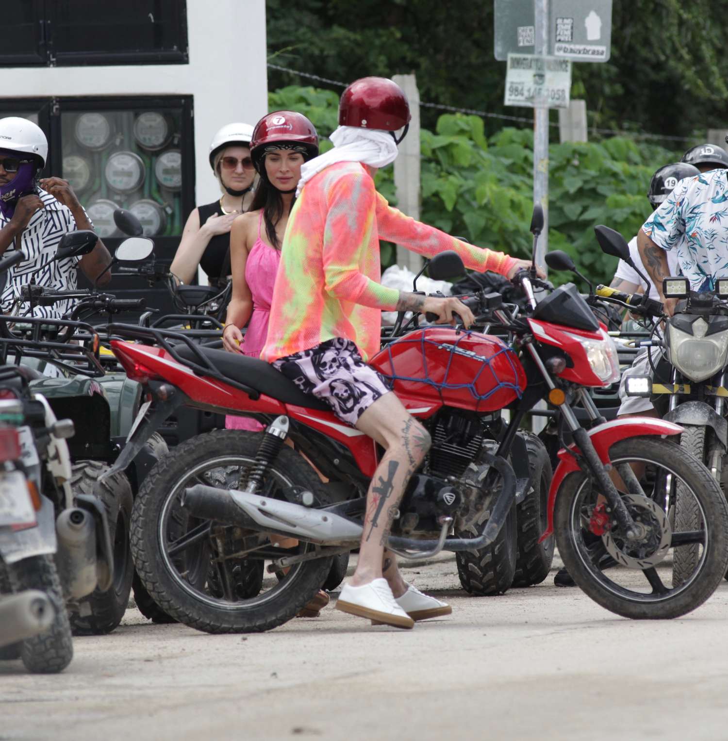 Megan_Fox___Out_and_about_in_Mexico_16th_November_202105.jpg