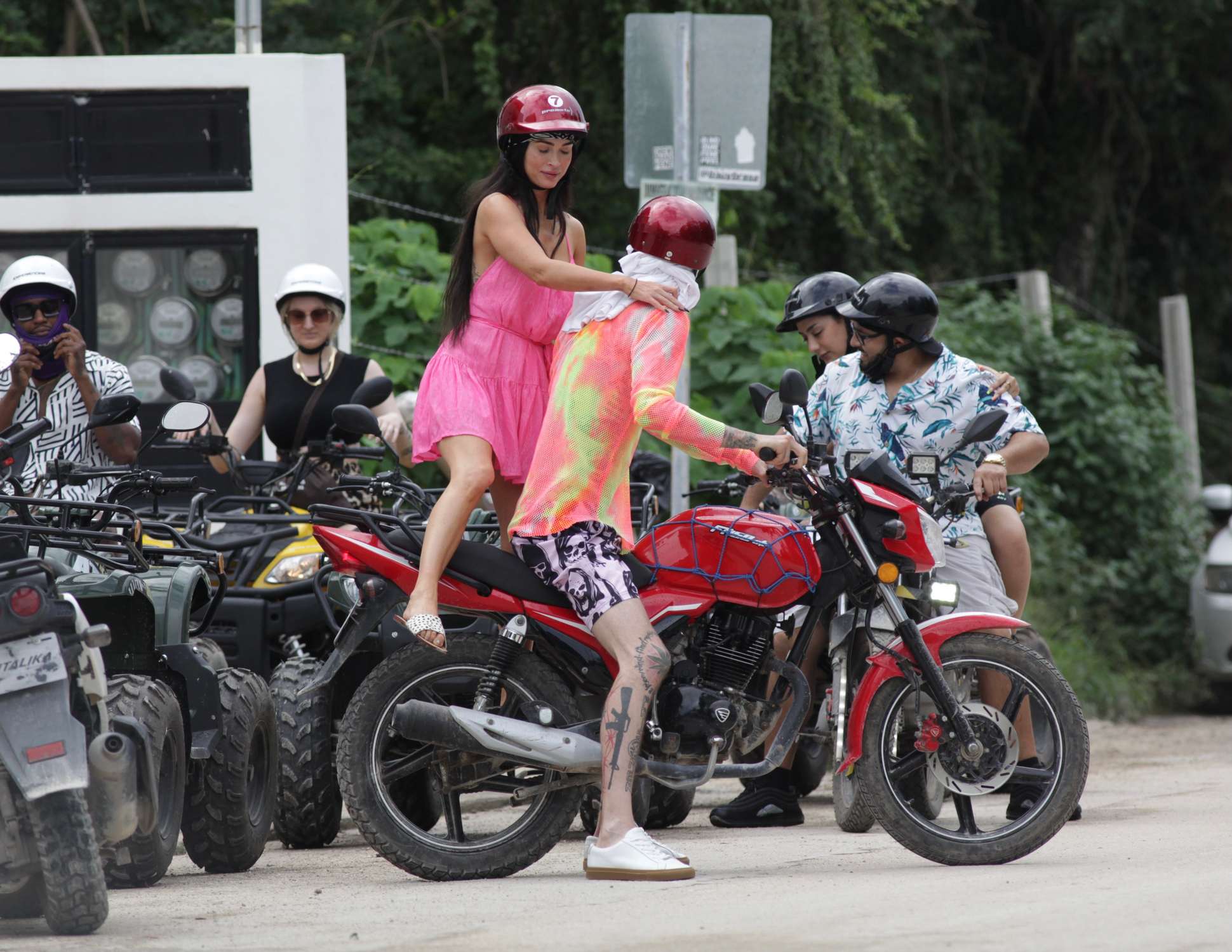 Megan_Fox___Out_and_about_in_Mexico_16th_November_202117.jpg