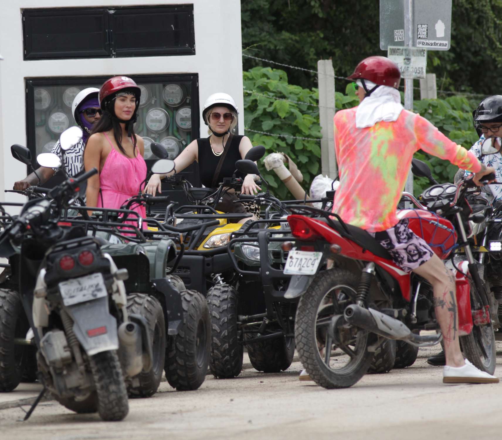 Megan_Fox___Out_and_about_in_Mexico_16th_November_202128.jpg