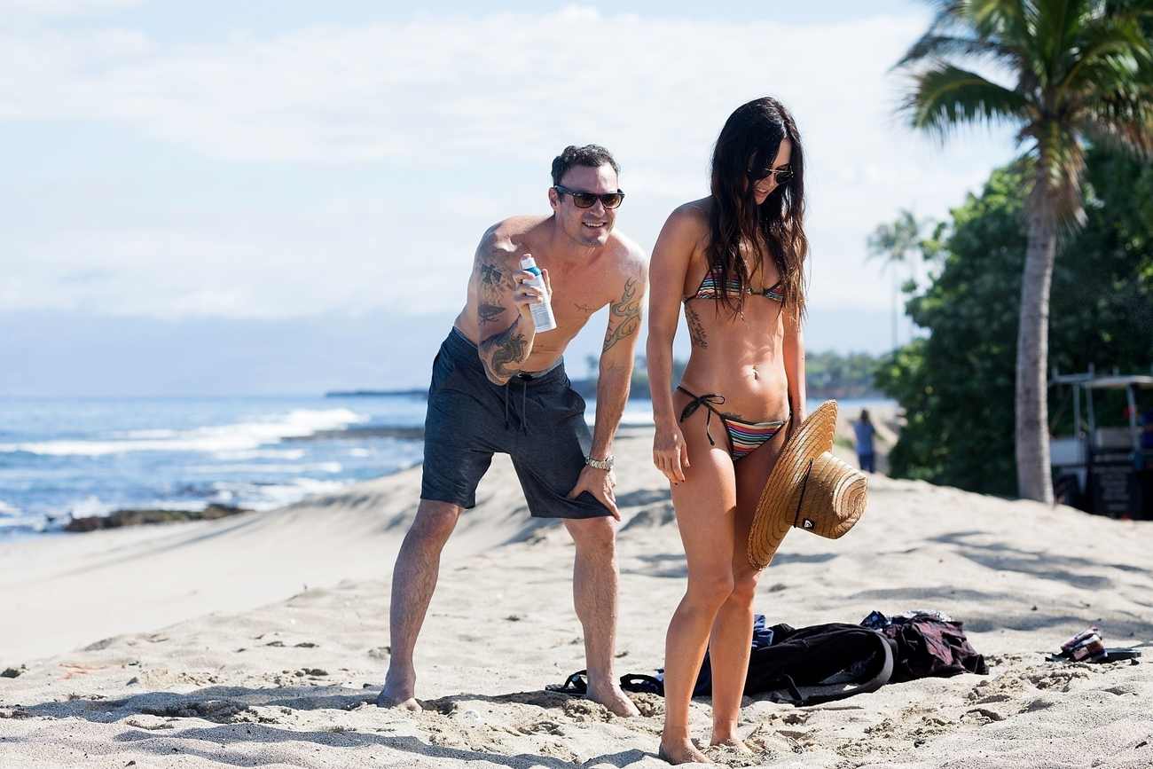 Megan_Fox_and_Brian_Austin_Green_-_Vacations_in_Hawaii_-_April_100007.jpg