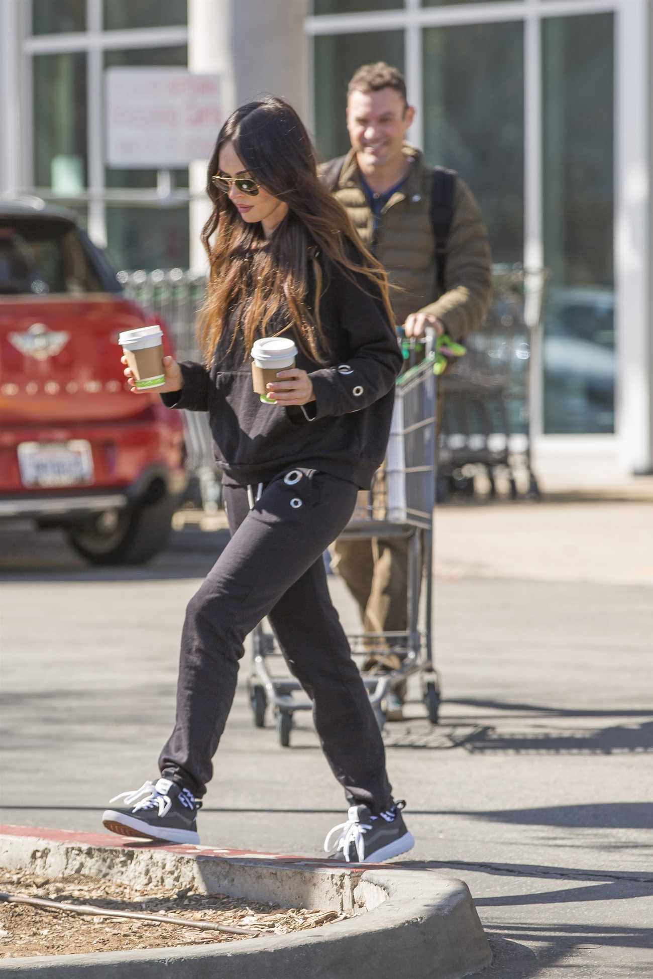 Megan_Fox_and_Brian_Austin_Green_were_seen_grocery_shopping_at_Erehwon_Organics_in_Los_Angles_-_March_400003.jpg