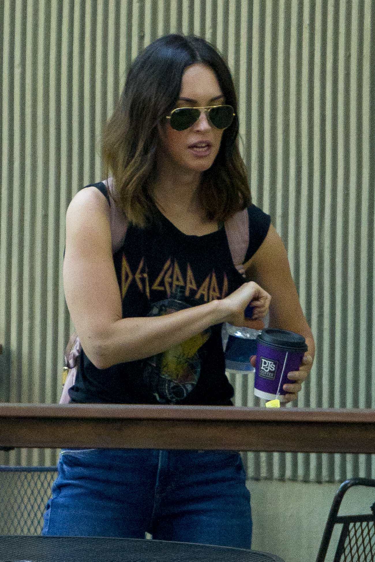 Megan_Fox_enjoys_a_day_out_at_The_Audubon_Aquarium_of_the_Americas_with_her_friends_in_Louisiana_-_May_900004.jpg