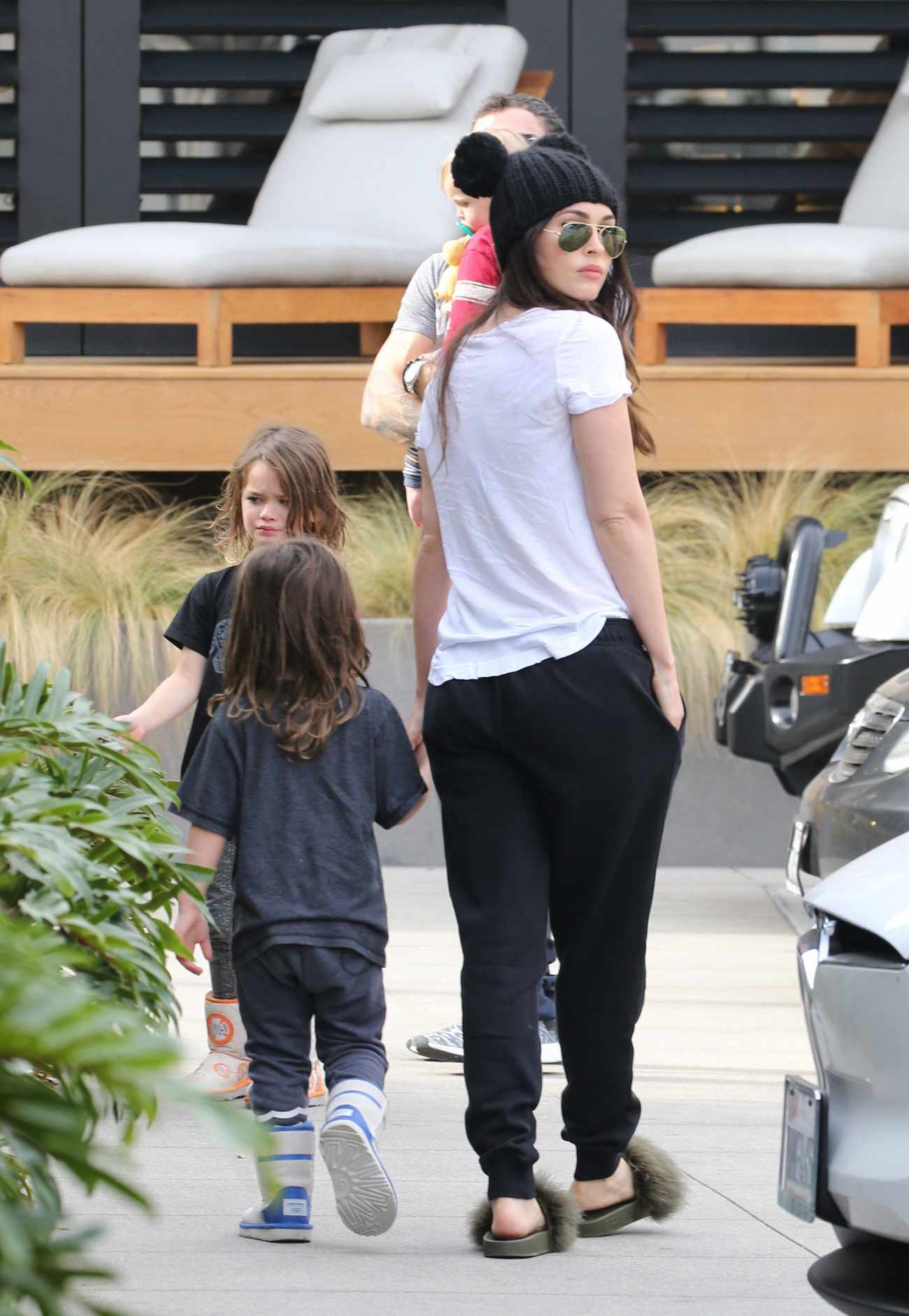 Out_at_Burger_Fi_Restaurant_in_Malibu_-_January_600002.jpg